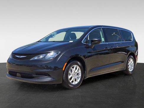 Used 2022 Chrysler Voyager LX FWD image 9