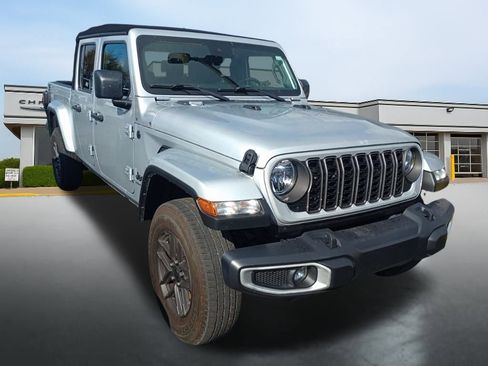 Used 2024 Jeep Gladiator Sport image 3