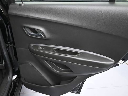 Used 2022 Chevrolet Trax LT w/ LT Convenience Package image 32