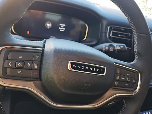 Used 2024 Jeep Wagoneer Series II image 8