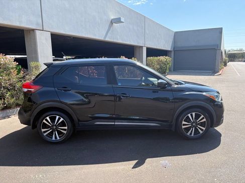 Used 2019 Nissan Kicks SR w/ SR Premium Package FWD image 3