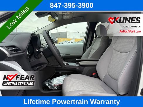 Used 2025 Toyota Sienna LE image 33