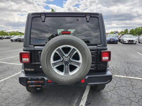 Used 2018 Jeep Wrangler Unlimited Sahara w/ Cold Weather Group AWD/4WD image 18