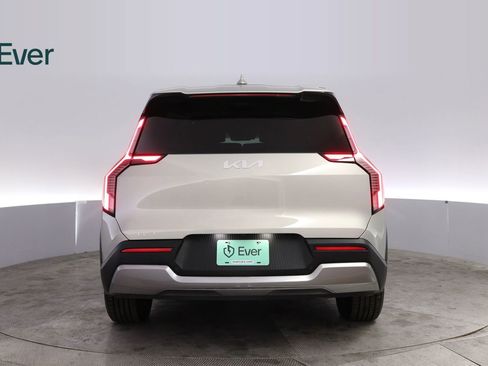 Used 2024 Kia EV9 Light Long Range RWD image 15