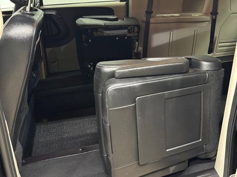 Used 2019 Dodge Grand Caravan SXT FWD image 34