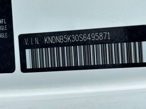 Used 2025 Kia Carnival FWD image 31