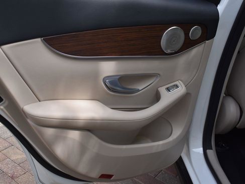 Used 2021 Mercedes-Benz GLC 300 300 4MATIC Premium Pkg Panoram image 35