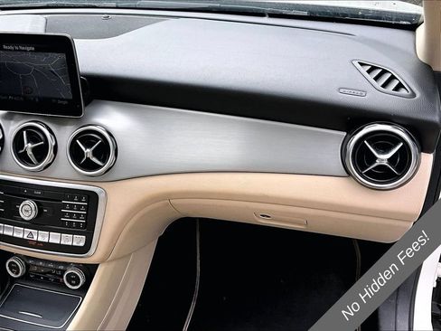 Used 2019 Mercedes-Benz GLA 250 4MATIC w/ Premium Package image 14