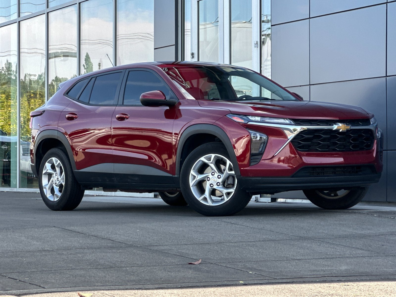 Used 2024 Chevrolet Trax LS w/ LS Convenience Package FWD image 2