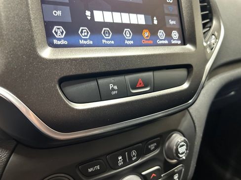 Used 2020 Jeep Cherokee Trailhawk w/ Cold Weather Group AWD/4WD image 37