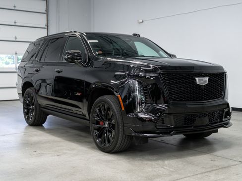 Used 2025 Cadillac Escalade V w/ LPO, ONYX Package AWD/4WD image 3