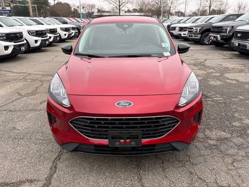 Used 2022 Ford Escape SE w/ SE Sport Appearance Package image 2