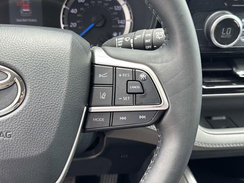 Used 2022 Toyota Highlander LE FWD image 26
