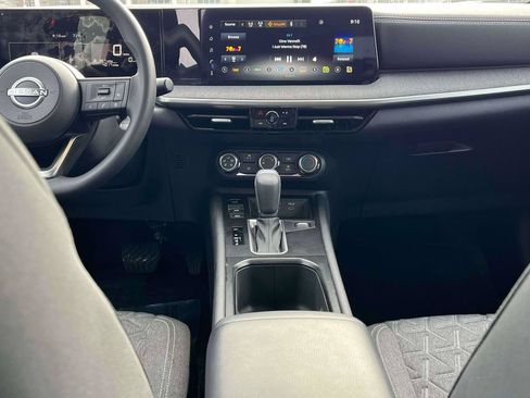 Used 2025 Nissan Kicks SV FWD image 3