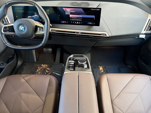 Used 2024 BMW iX xDrive50 w/ Sport Package AWD/4WD image 17