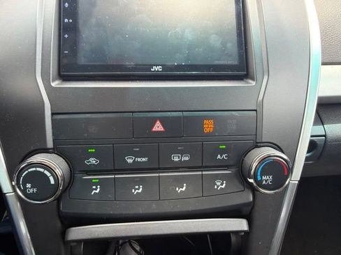 Used 2017 Toyota Camry SE FWD image 13