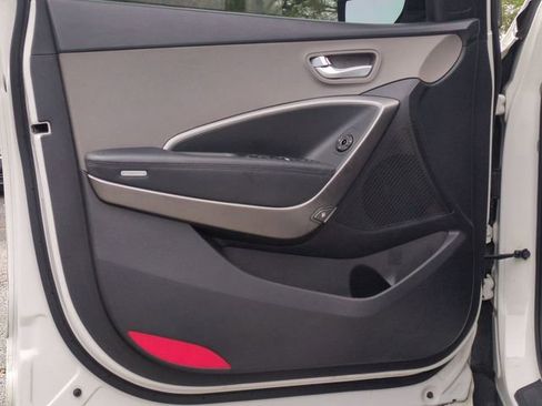 Used 2018 Hyundai Santa Fe SE image 9