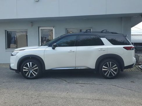 Certified 2025 Nissan Pathfinder Platinum FWD image 12