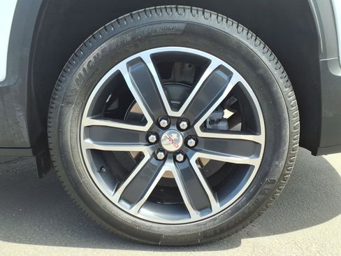 Used 2021 GMC Acadia SLT w/ Preferred Package FWD image 9