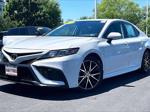 Used 2024 Toyota Camry SE FWD image 1