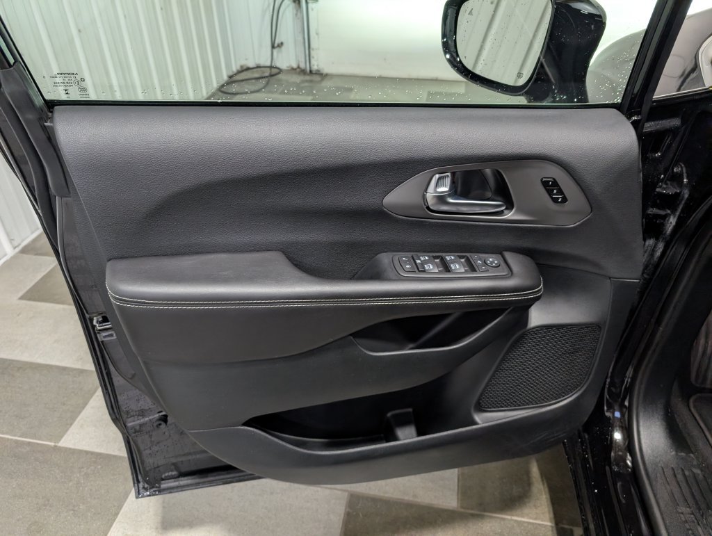 Used 2027 Chrysler Pacifica Limited FWD image 14