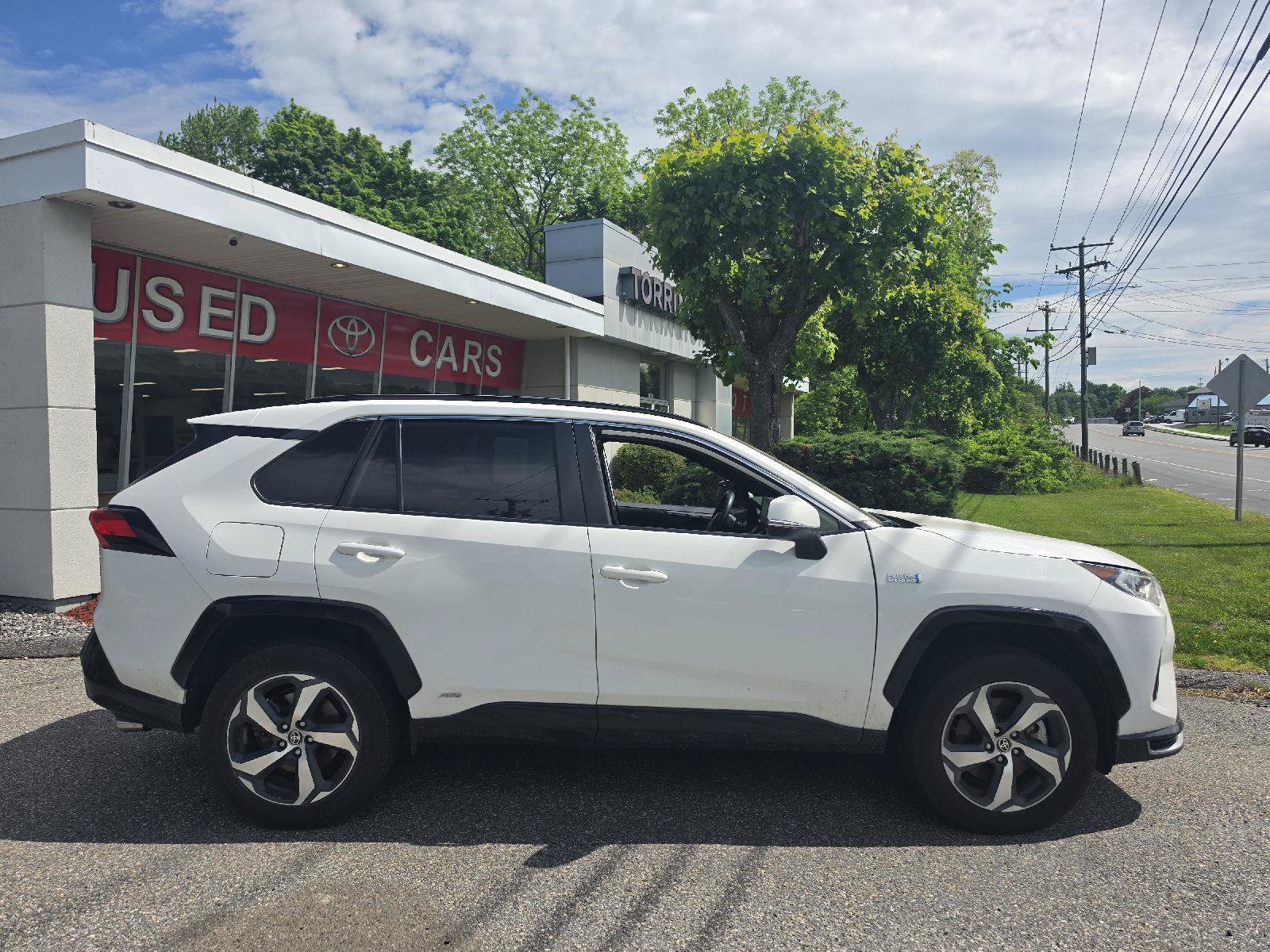 Used 2021 Toyota RAV4 SE w/ Weather & Moonroof Package AWD/4WD image 2
