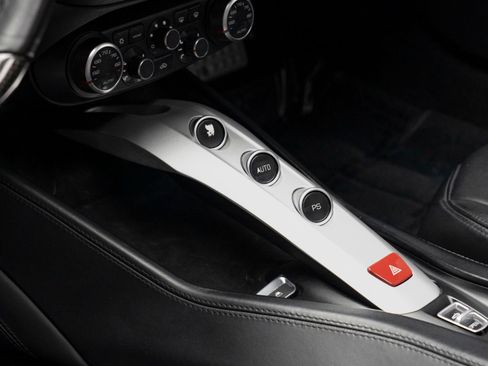 Used 2016 Ferrari California T RWD image 13