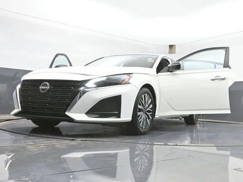 Used 2025 Nissan Altima 2.5 SV FWD image 51