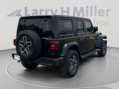 Used 2024 Jeep Wrangler Unlimited Sahara AWD/4WD image 5