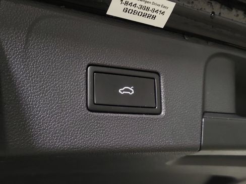 Used 2024 Volkswagen Atlas SE w/ Panoramic Sunroof Package image 10