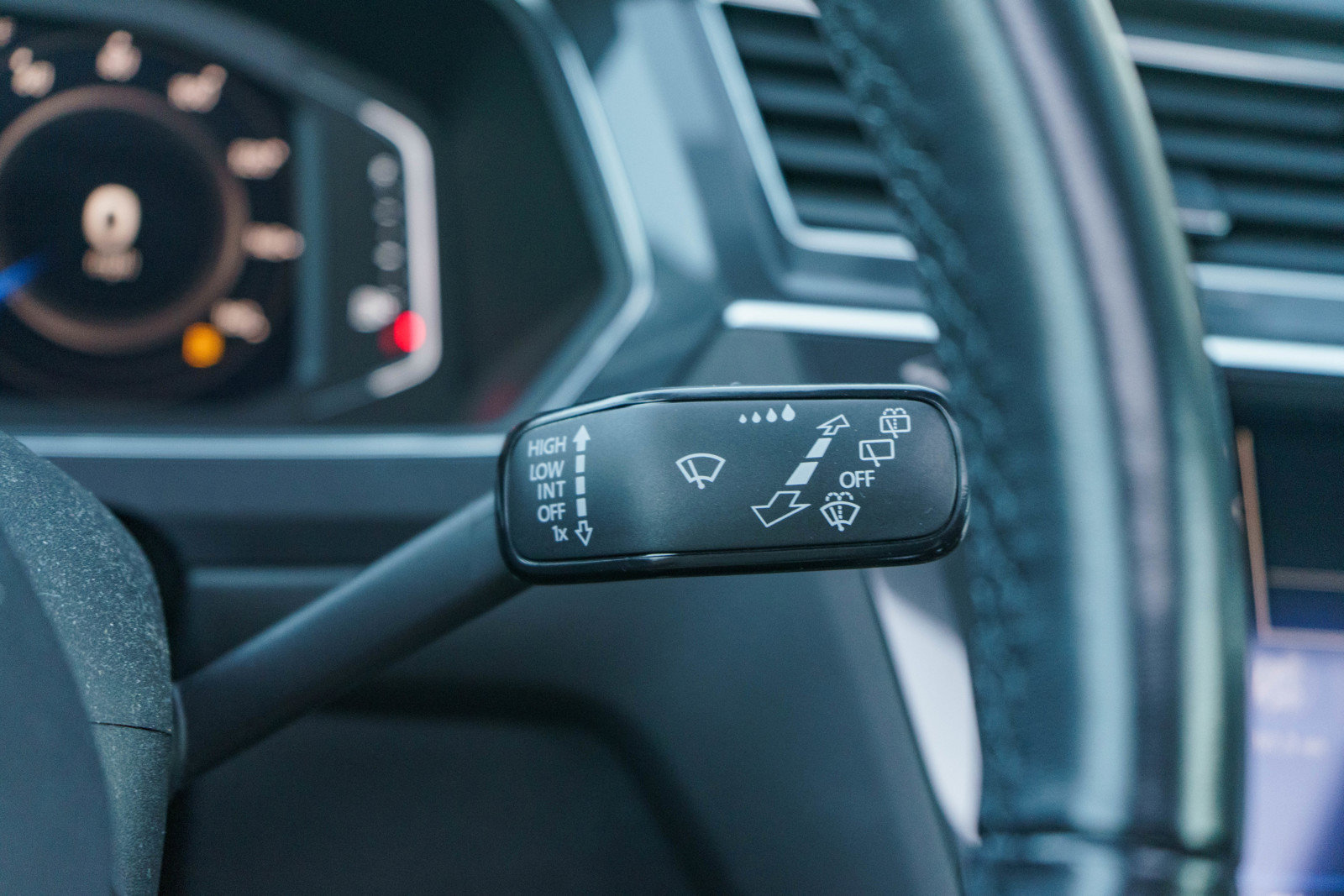 Used 2019 Volkswagen Tiguan SEL AWD/4WD image 23