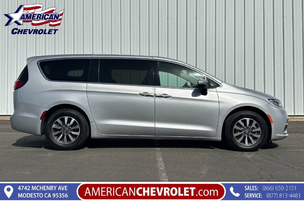 Used 2023 Chrysler Pacifica Touring-L FWD image 3