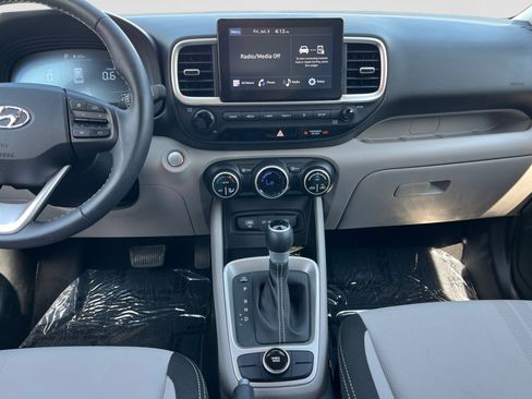 Used 2024 Hyundai Venue SEL FWD image 11