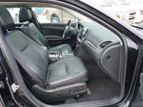 Used 2016 Chrysler 300 C RWD image 22