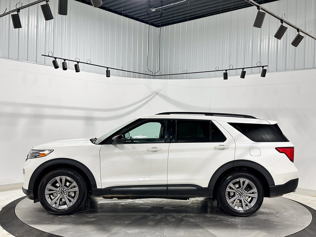 Used 2022 Ford Explorer XLT w/ Equipment Group 202A AWD/4WD image 16