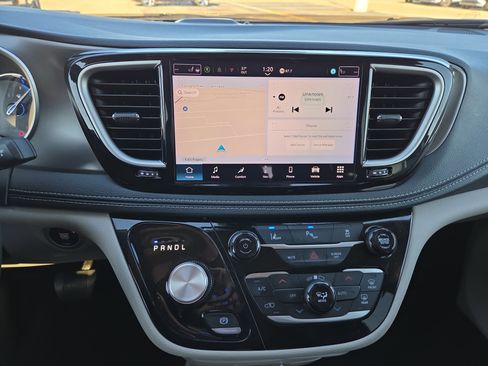 Used 2024 Chrysler Pacifica Select image 15