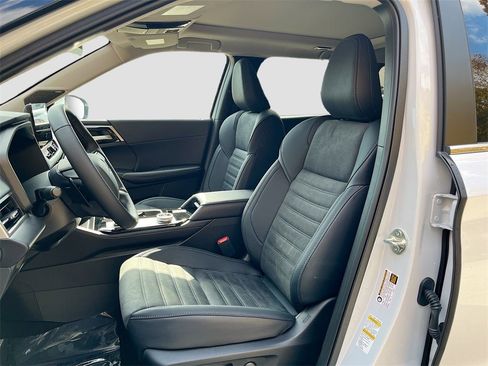 New 2025 Mitsubishi Outlander SE image 21