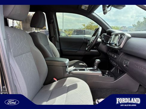 Used 2018 Toyota Tacoma TRD Sport w/ Technology Package AWD/4WD image 19