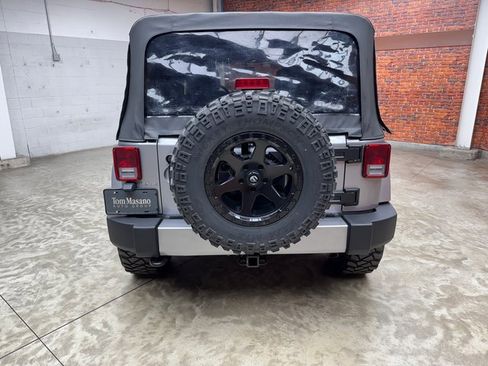 Used 2017 Jeep Wrangler Unlimited Sahara w/ Connectivity Group image 4