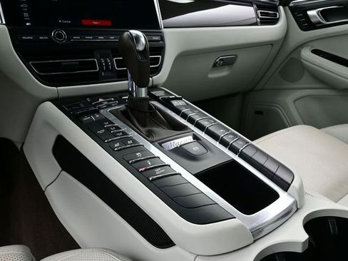Certified 2021 Porsche Macan Turbo AWD/4WD image 11