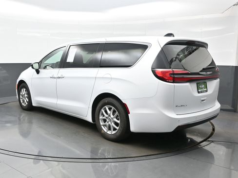Used 2024 Chrysler Pacifica Touring-L FWD image 4