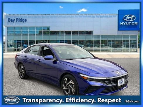 Used 2025 Hyundai Elantra SEL image 1