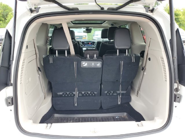 Used 2021 Chrysler Pacifica Limited w/ Uconnect Theater Family Group FWD image 7