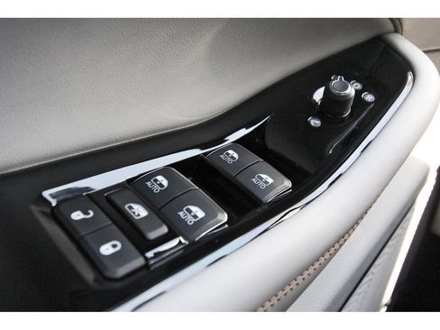 Used 2023 Jeep Grand Cherokee L Overland w/ Advanced Protech Group III AWD/4WD image 21