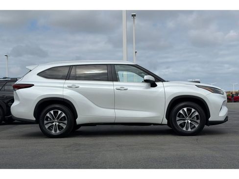 Certified 2025 Toyota Highlander XLE FWD image 3