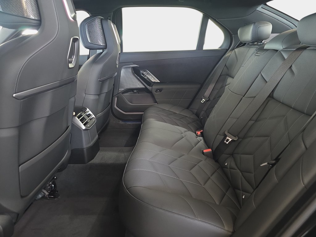 New 2027 BMW 740i w/ Executive Package RWD image 9