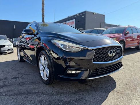 Used 2018 INFINITI QX30 Premium w/ Navigation Package image 3