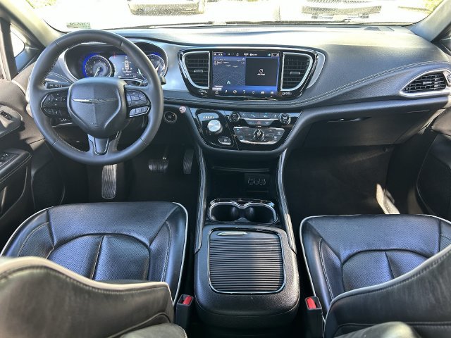 Used 2025 Chrysler Pacifica Limited FWD image 17