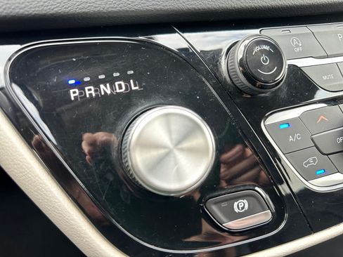 Used 2020 Chrysler Pacifica Touring-L FWD image 21