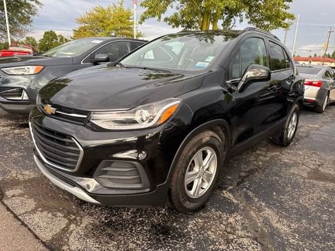 Used 2020 Chevrolet Trax LT w/ Driver Confidence Package FWD image 2